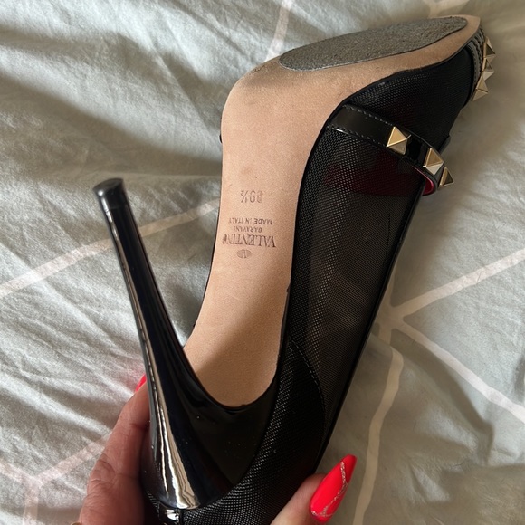 Valentino Rockstud Alcove pumps.making them perfect for any special occasion - Picture 10 of 11